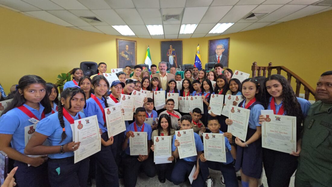 El Alcalde Luis Caldera Rinde Homenaje A 45 Estudiantes Brillantes De