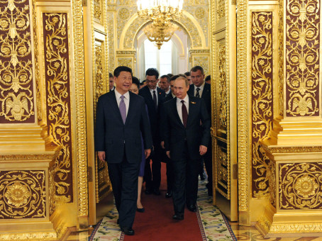 FET71. Moscow (Russian Federation), 08/05/2015.- Russian President Vladimir Putin (front R) and Chinese President Xi Jinping (front L) walk prior to an informal dinner in honor of the state leaders taking part in the 70th anniversary celebration of the victory of the Soviet Union and its Allies over Nazi Germany in WWII, at the Kremlin in Moscow, Russia, 08 May 2015. (Alemania, Rusia, Mosc˙) EFE/EPA/HOST PHOTO AGENCY / RIA NOVOSTI MANDATORY CREDIT