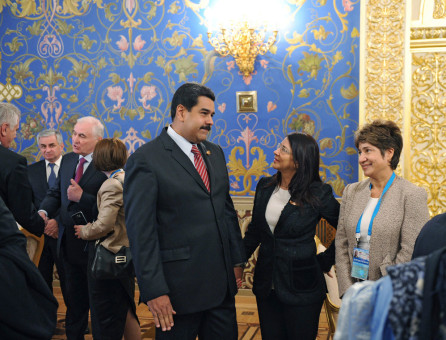 FET71. Moscow (Russian Federation), 08/05/2015.- Venezuelan President Nicolas Maduro (3-R) and his wife Cilia Flores (2-R) during an informal dinner in honor of the state leaders taking part in the 70th anniversary celebration of the victory of the Soviet Union and its Allies over Nazi Germany in WWII, at the Kremlin in Moscow, Russia, 08 May 2015. (Alemania, Rusia, Mosc˙) EFE/EPA/HOST PHOTO AGENCY / RIA NOVOSTI MANDATORY CREDIT