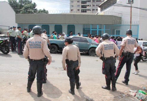 Para exigir vivienda  un grupo integrado por unas 30 mujeres y 18 nios tom desde las 2:00 de la madrugada de este lunes las instalaciones de la casa hogar Padre Machado ubicada en la calle Cajigal de El Valle, donde retuvieron a siete religiosas  que laboran en el centro de tratamiento de farmacodependencia y mendicidad.  Caracas,18-05- 2015 (WILLIAM DUMONT / EL NACIONAL)