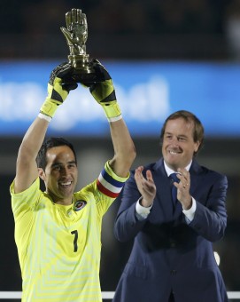 Chile's goalie Claudio Bravo raises the best goalkeeper trophy following the Copa America 2015 final soccer match against Argentina at the National Stadium in Santiago, Chile, July 4, 2015. REUTERS/Ivan Alvarado SOCCER-COPA/M26