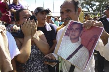 Relatives of dead miners holding a picture of one of them, cry during a tribute prior to their burial in Tumeremo in Bolivar state, Venezuela March 16, 2016. REUTERS/Stringer FOR EDITORIAL USE ONLY. NO RESALES. NO ARCHIVE.