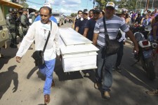 Relatives of a dead miner carry a coffin, during a tribute prior to their burial in Tumeremo in Bolivar state, Venezuela March 16, 2016. REUTERS/Stringer FOR EDITORIAL USE ONLY. NO RESALES. NO ARCHIVE.