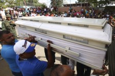 Relatives of a dead miner carry a coffin during a tribute prior to their burial in Tumeremo in Bolivar state, Venezuela March 16, 2016. REUTERS/Stringer FOR EDITORIAL USE ONLY. NO RESALES. NO ARCHIVE.