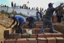 Workers build graves in the cemetery of Tumeremo in Bolivar state, Venezuela March 16, 2016. REUTERS/Stringer FOR EDITORIAL USE ONLY. NO RESALES. NO ARCHIVE.