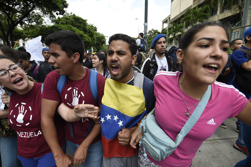 Public university students in Venezuela protest the policies of the government of President Nicolas Maduro in Caracas on May 26, 2016. / AFP PHOTO / JUAN BARRETO