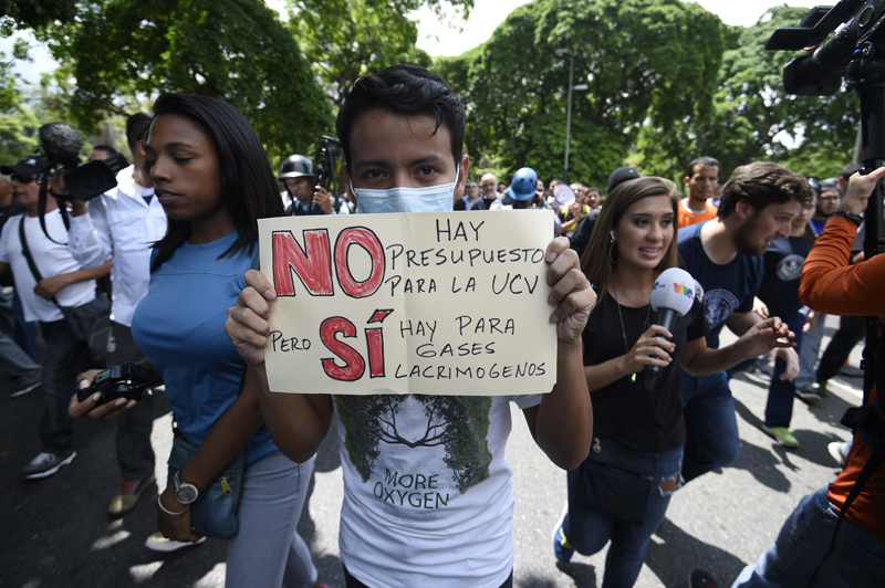 Public university students in Venezuela protest the policies of the government of President Nicolas Maduro in Caracas on May 26, 2016. / AFP PHOTO / JUAN BARRETO