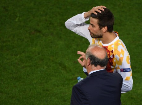 Spain's coach Vicente Del Bosque (bottom) instructs Spain's defender Gerard Pique during the Euro 2016 group D football match between Croatia and Spain at the Matmut Atlantique stadium in Bordeaux on June 21, 2016. / AFP PHOTO / MEHDI FEDOUACH