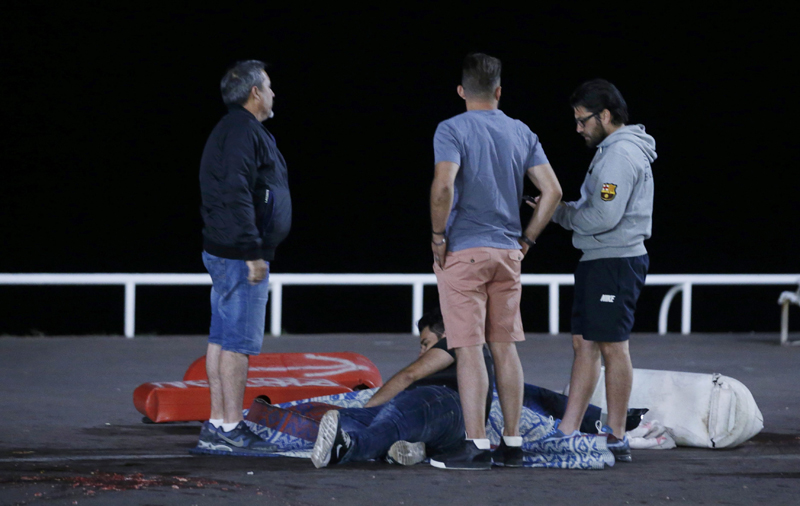 ATTENTION EDITORS - VISUAL COVERAGE OF SCENES OF INJURY OR DEATH - An injured individual is seen on the ground after at least 30 people were killed in Nice, France, when a truck ran into a crowd celebrating the Bastille Day national holiday July 14, 2016. REUTERS/Eric Gaillard