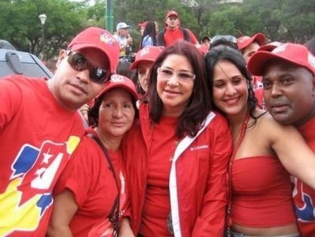 Yazenky Lamas, a la izquierda, en un grupo donde aparece la primera dama venezolana Cilia Flores, tercera desde la izquierda, junto a personas no identificadas. Twitter Read more here: http://www.elnuevoherald.com/noticias/mundo/america-latina/venezuela-es/article87918247.html#storylink=cpy
