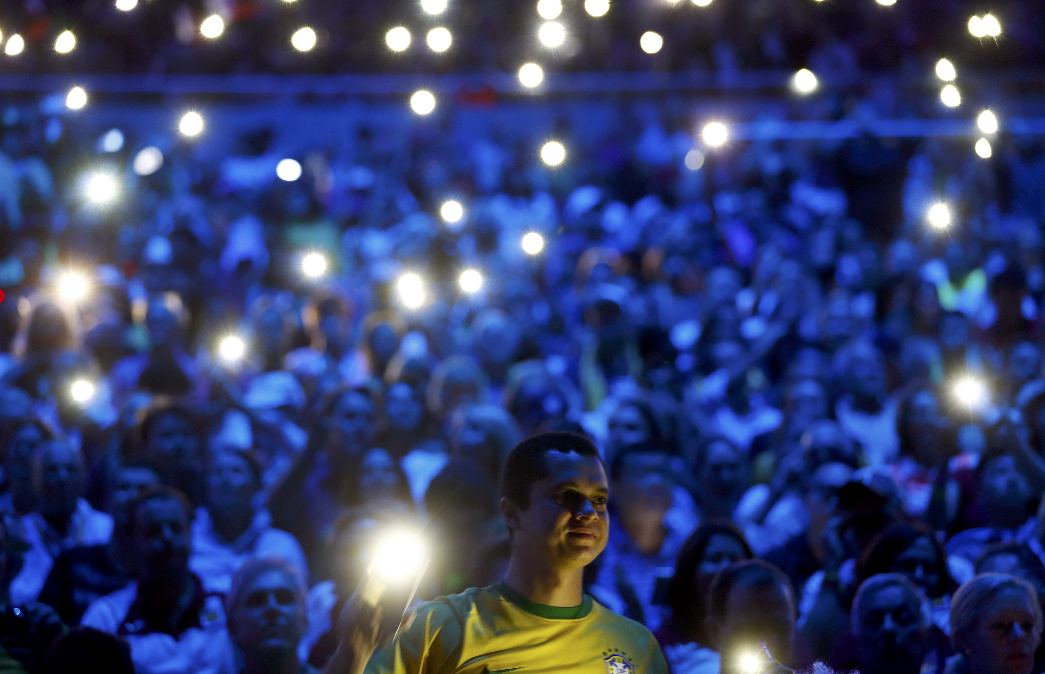 2016 Rio Olympics - Opening Ceremony - Maracana - Rio de Janeiro, Brazil - 05/08/2016. Spectators use their mobile phones for illumination. REUTERS/Kai Pfaffenbach FOR EDITORIAL USE ONLY. NOT FOR SALE FOR MARKETING OR ADVERTISING CAMPAIGNS. TPX IMAGES OF THE DAY