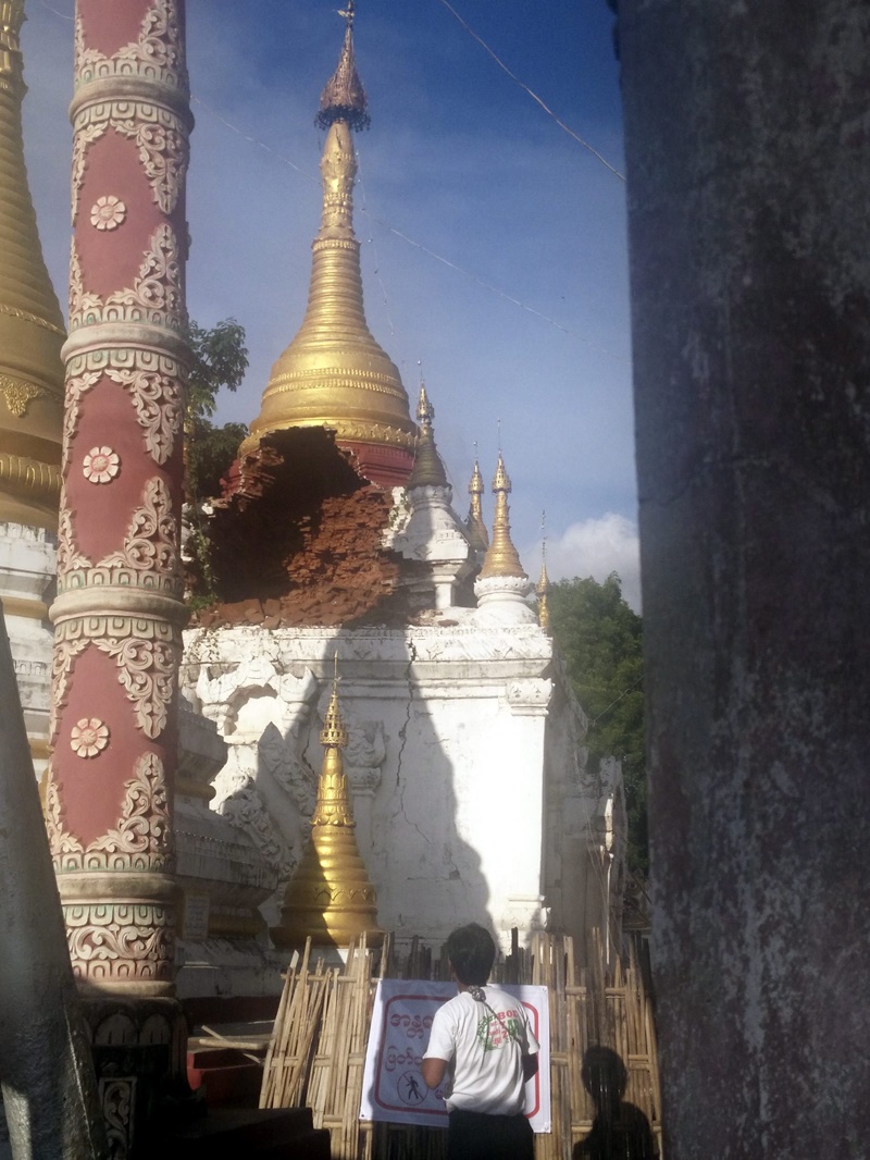 MOI101 YENANGYAUNG (BIRMANIA), 24/08/2016.- Fotografía facilitada por el Ministerio de Información de Birmania (MOI) hoy, 24 de agosto de 2016, que muestra a un hombre observando los daños de una pagoda causados por un terremoto en Yenangyaung, Birmania. Al menos tres personas han muerto y decenas de templos han resultado dañados en el terremoto de magnitud 6,8 grados en la escala abierta de Richter que sacudió hoy el centro de Birmania y que se pudo sentir en los países vecinos. EFE/- SÓLO USO EDITORIAL/PROHIBIDA SU VENTA