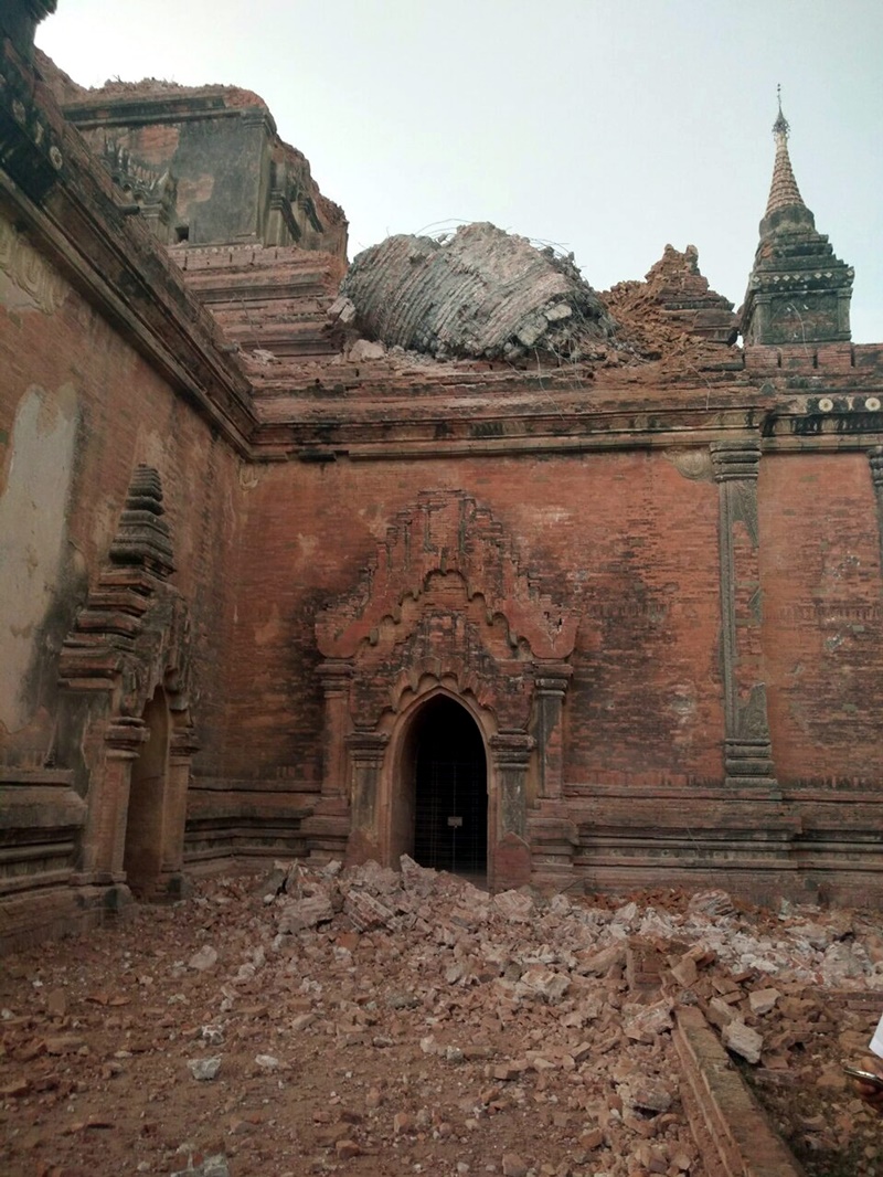 MOI101 BAGAN (BIRMANIA), 24/08/2016.- Vista de los escombros en la entrada de un templo en Bagan tras un terremoto en Birmania, hoy, 24 de agosto de 2016. Al menos tres personas han muerto y decenas de templos han resultado dañados en el terremoto de magnitud 6,8 grados en la escala abierta de Richter que sacudió hoy el centro de Birmania y que se pudo sentir en los países vecinos. EFE/Stringer