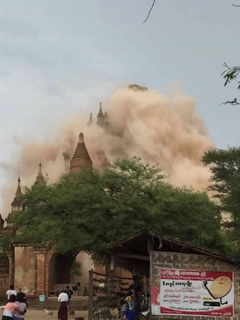 MOI101 BAGAN (BIRMANIA), 24/08/2016.- Fotografía facilitada por el Ministerio de Información de Birmania (MOI) hoy, 24 de agosto de 2016, que muestra a un templo hundiéndose durante un terremoto en Bagan, Birmania. Al menos tres personas han muerto y decenas de templos han resultado dañados en el terremoto de magnitud 6,8 grados en la escala abierta de Richter que sacudió hoy el centro de Birmania y que se pudo sentir en los países vecinos. EFE/- SÓLO USO EDITORIAL/PROHIBIDA SU VENTA