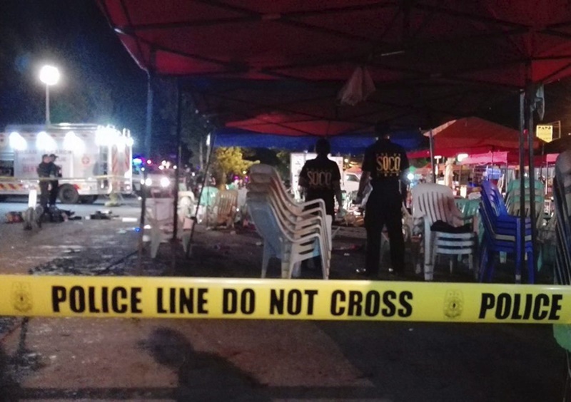 FRM104 DÁVAO (FILIPINAS), 02/09/2016.- Varios policías del Departamento Operativo de Escena de Crímen (SOCO) recoge evidencias en el sitio donde hubo una explosión en un mercado nocturno en Dávao, Filipinas, hoy, 2 de septiembre de 2016. Al menos 10 personas han resultado muertas y otras 60 heridas tras una explosión de la que aún se desconocen las causas. EFE/Cerilo Ebrano MEJOR CALIDAD DISPONIBLE
