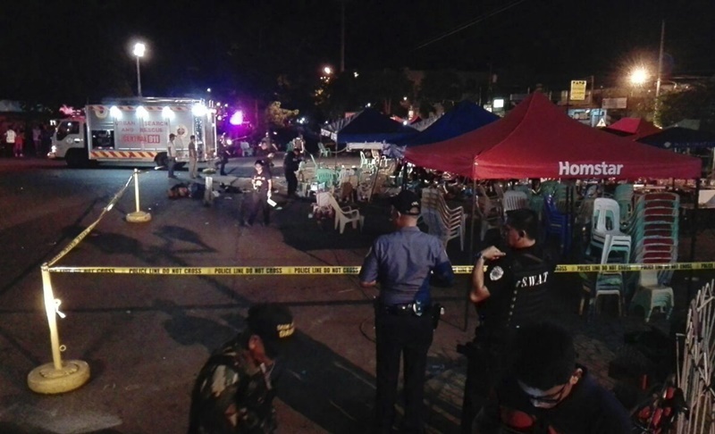 FRM104 DÁVAO (FILIPINAS), 02/09/2016.- Un policía del Departamento Operativo de Escena de Crímen (SOCO) vigila mientras se recogen evidencias en el sitio donde hubo una explosión en un mercado nocturno en Dávao, Filipinas, hoy, 2 de septiembre de 2016. Al menos 10 personas han resultado muertas y otras 60 heridas tras una explosión de la que aún se desconocen las causas. EFE/Cerilo Ebrano MEJOR CALIDAD DISPONIBLE