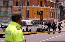 BOG003. BOGOTÁ (COLOMBIA). 19/02/2017. Miembros de la Policía de Colombia examinan el lugar donde se registró una explosión hoy, domingo 19 de febrero de 2017, en el barrio La Macarena, en Bogotá (Colombia). Al menos diez policías resultaron heridos hoy por una explosión en el centro de Bogotá, muy cerca de la plaza de toros, informaron fuentes de los equipos de emergencia de la capital colombiana. La explosión, se registró a las 10.36 hora local (15.36 GMT), a la altura de la calle 27 con carrera 5, en las inmediaciones de la plaza de toros La Santamaría en la que hoy se va a celebrar la última corrida de la temporada taurina en la capital, razón por la que había un gran dispositivo policial. EFE/MAURICIO DUEÑAS CASTAÑEDA