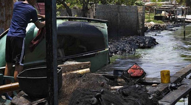 En el Lago de Maracaibo pescan en medio de manchas de petróleo – Diario  Contraste Noticias