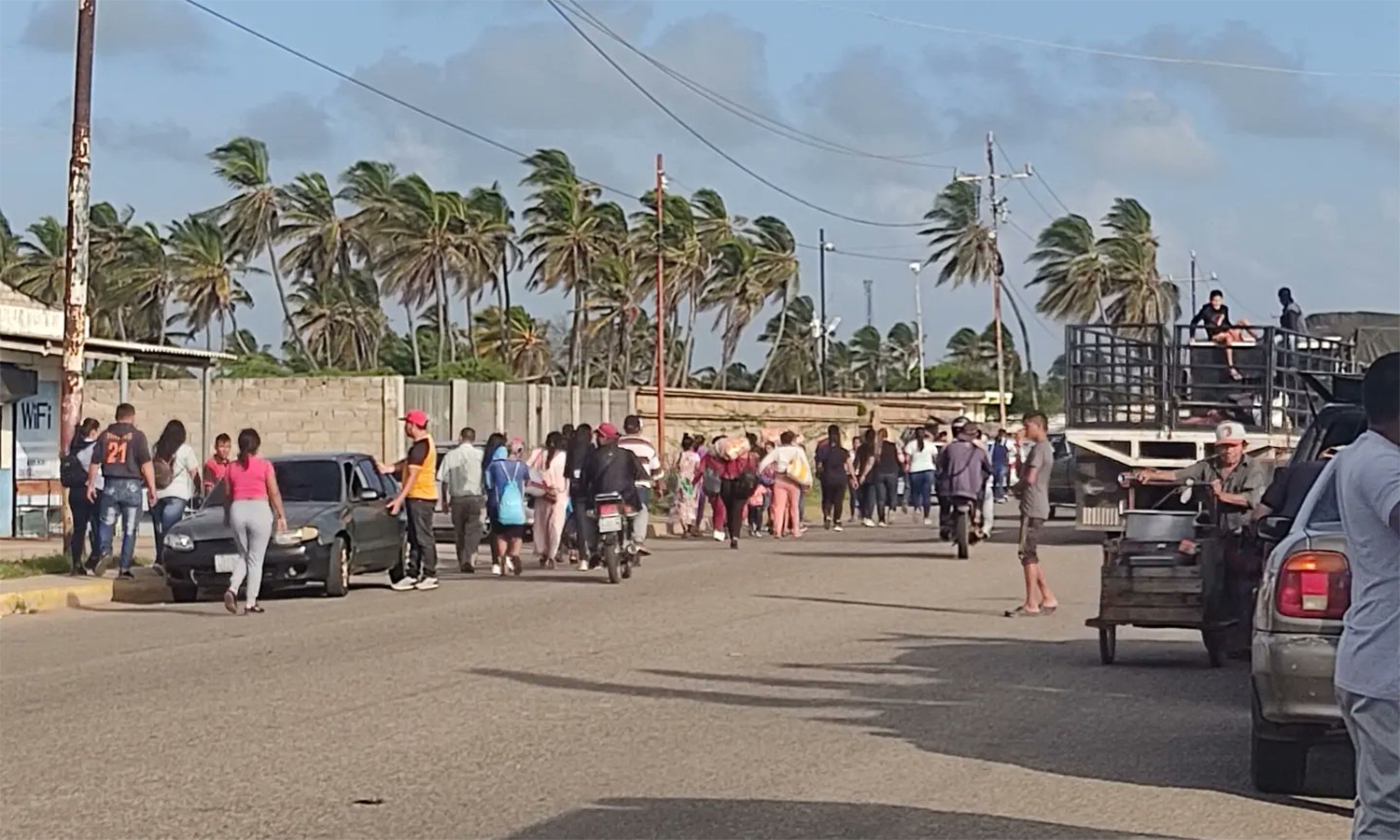 Habitantes de Paraguaipoa cierran tramo Troncal del Caribe para exigir ...