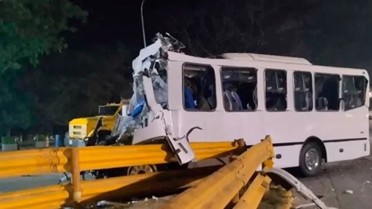 Tragedia en la carretera: Un muerto y nueve heridos en brutal choque de ...