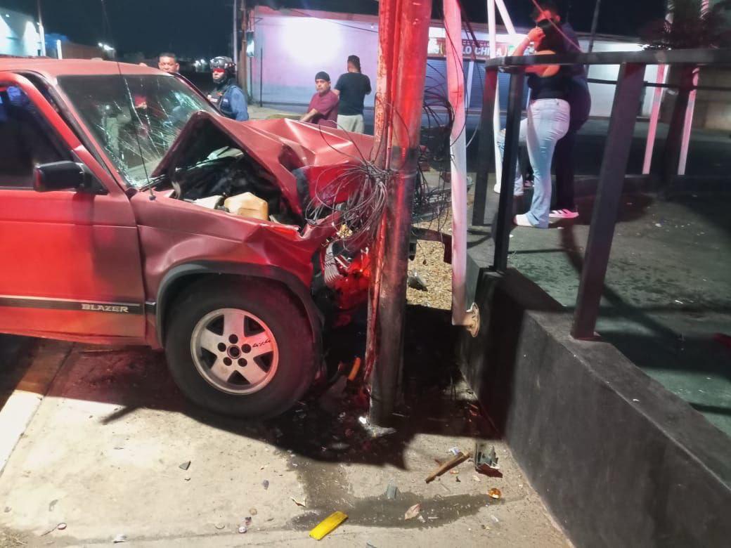 Conductor colapsa al volante y choca de frente contra un poste en ...