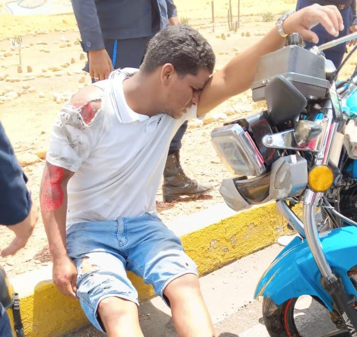 ¡Impactante choque! Motorizado queda herido tras arrollar un caballo en ...
