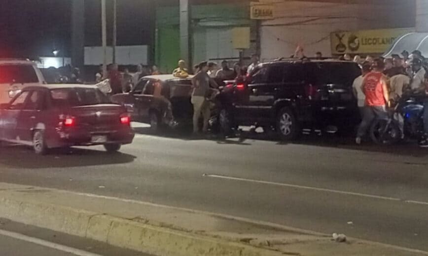 Conductor ebrio provoca impactante choque en la C2: 3 heridos y un auto ...