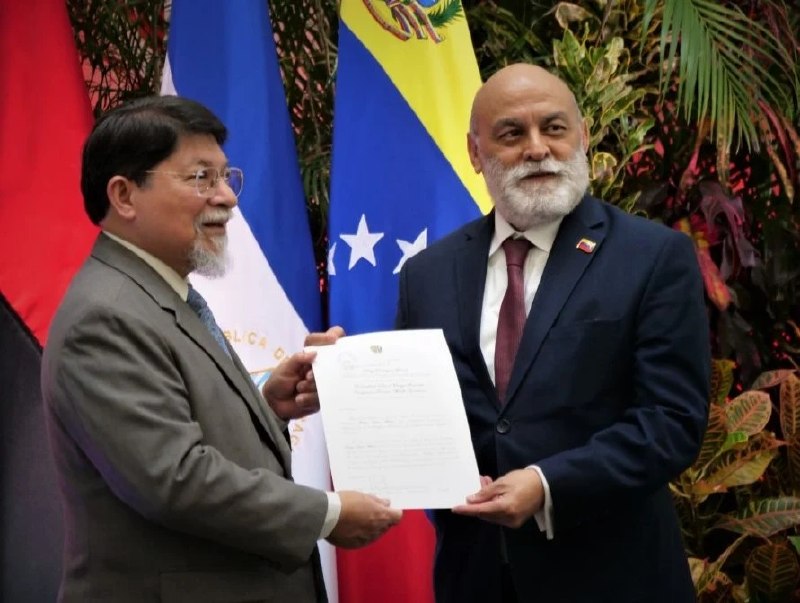 El embajador de Venezuela entrega copias del estilo en Nicaragua ...